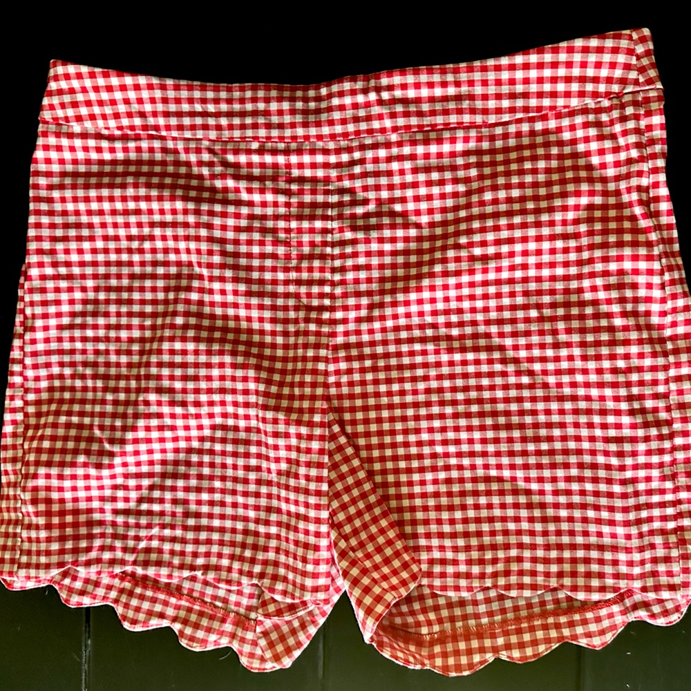 Gingham scalloped shorts. High waisted with darts. Stretch. 12.